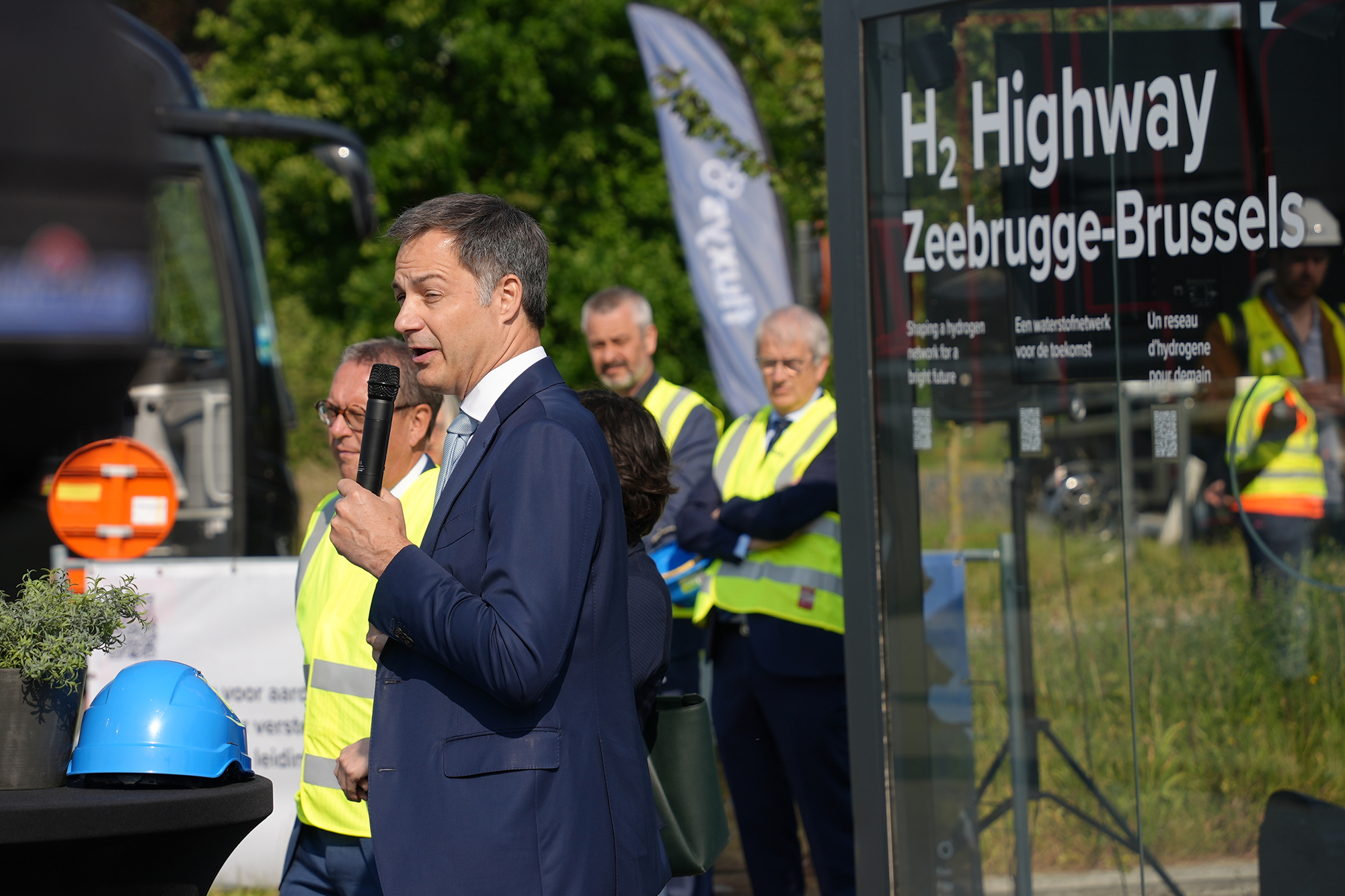 Premier Alexander De Croo bei seinem Besuch des Baus der ersten Fluxys-Pipeline für den Transport von Wasserstoff in Belgien (Bild: Jonas D'Hollander/Belga)