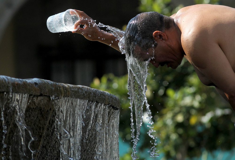 Hitzewelle: Abkühlung an einem Brunnen