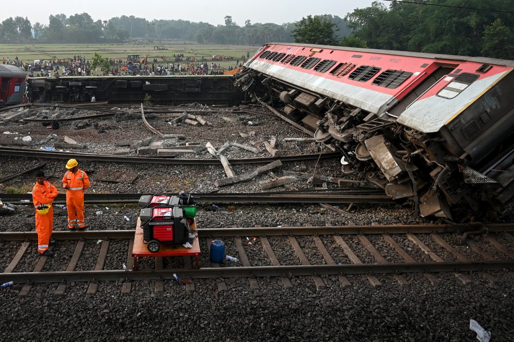 Rettungskräfte am Unglücksort (Bild: Dibyangshu Sarkar/AFP)