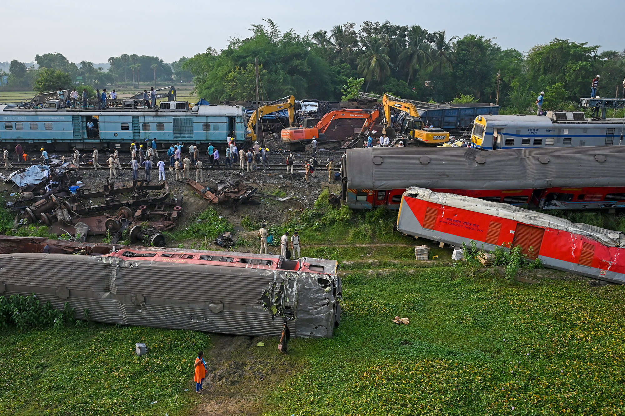 Räumarbeiten nach dem Zugunglück in Indien (Bild: Dibyangshu Sarkar/AFP)
