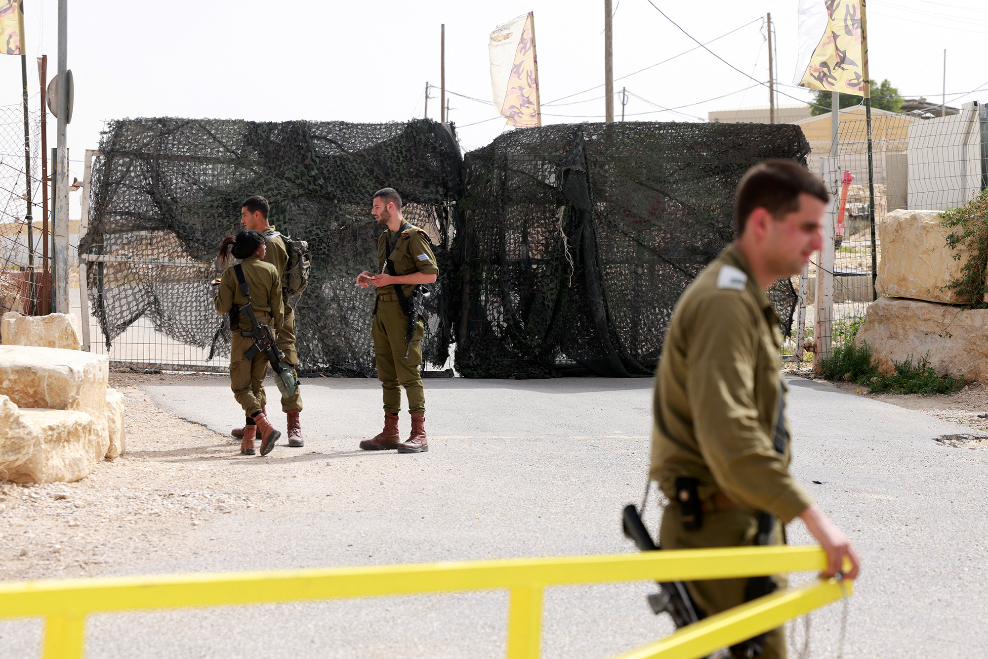 Israelische Soldaten sperren den Anschlagsort (Bild: Menahem Kahana/AFP)