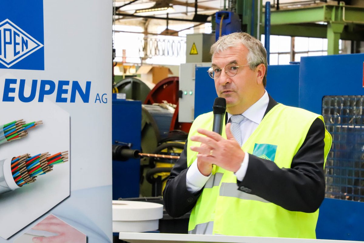 Pierre-Yves Jeholet, Ministerpräsident der Französischen Gemeinschaft, beim Besuch des Kabelwerks am 9. Juni (Bild: Julien Claessen/BRF) 