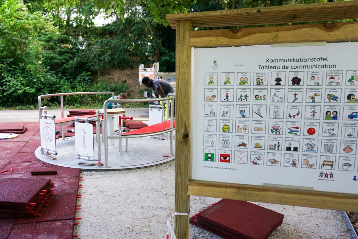 Inklusives Karussell im Eupener Temsepark (Bild: Dogan Malicki/BRF)