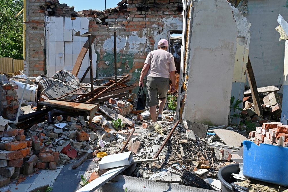 Zerstörtes Haus in Rus'ka Lozova in der Region Charkiw (Bild: Sergej Bobok/AFP)