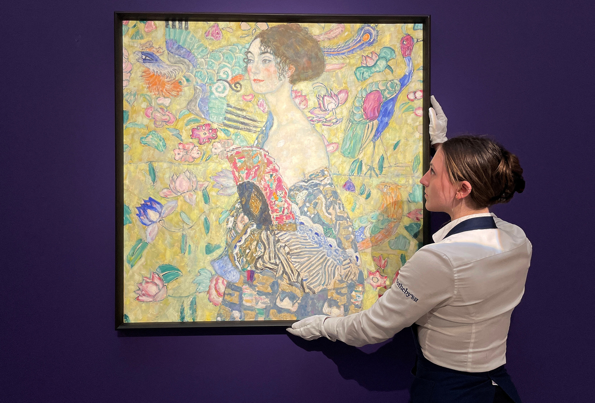 Klimt-Gemälde "Dame mit Fächer" bricht Europa-Rekord bei Auktion (Bild: Mathilde Bellenger/AFP)