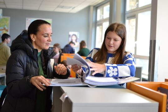 Bildungsministerin Lydia Klinkenberg bei einem Besuch im Königlichen Athenäum Eupen im Februar 2023 (Bild: Kabinett Klinkenberg)