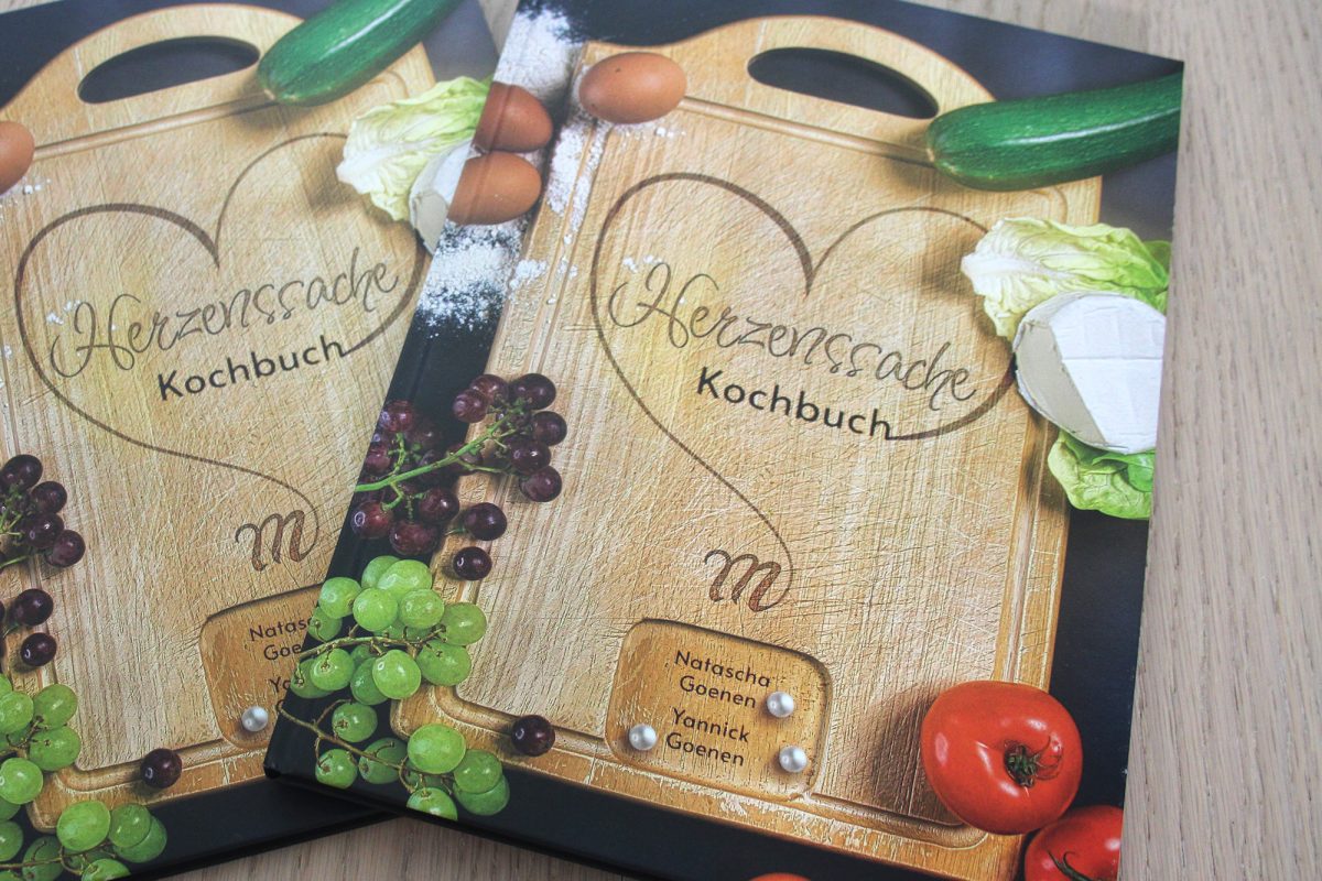 Kochbuch "Herzenssache" von Natascha und Yannick Goenen in Gedenken an ihre Mutter (Bild: Michaela Brück/BRF)