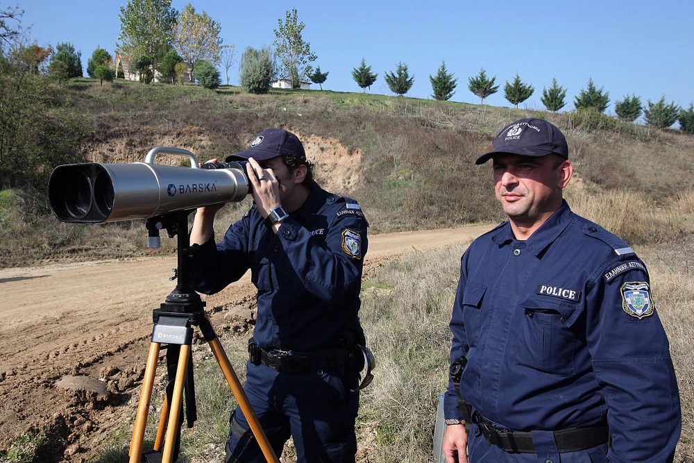 Griechische Polizisten kontrollieren das Ufer des Flusses Evros (Archivbild: Nikos Arvantidis/EPA)