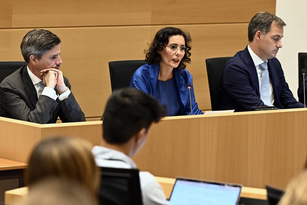 Außenministerin Hadja Lahbib und Premierminister Alexander De Croo während einer Sitzung des Kammerausschusses für Außenbeziehungen im Föderalparlament (Bild: Eric Lalmand/Belga)