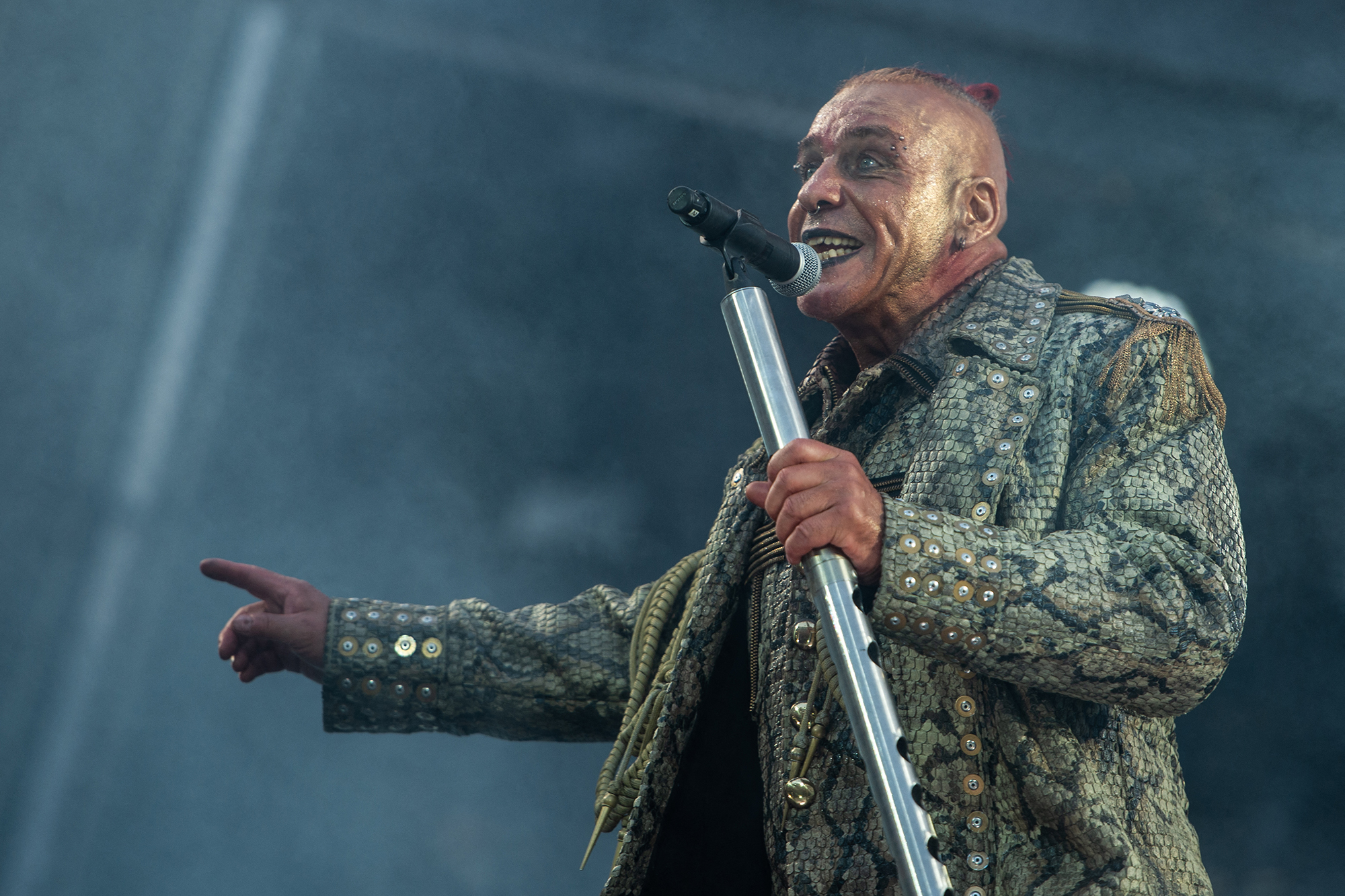 Till Lindemann bei einem Rammstein-Konzert in Hannover 2019 (Archivbild: Christophe Gateau/AFP)