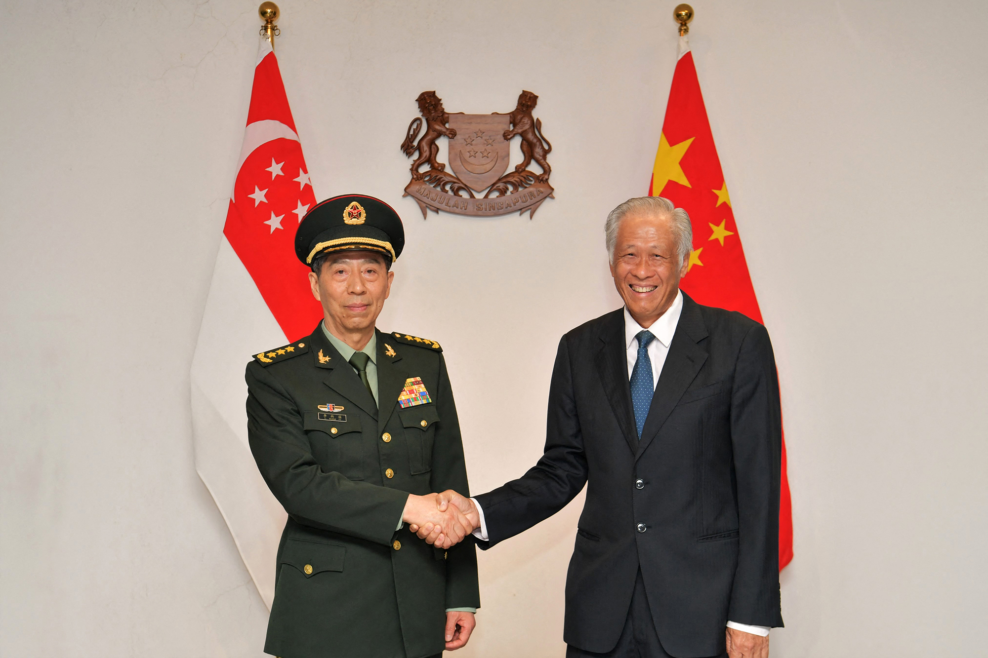Der chinesische Verteidigungsminister Li Shangfu (li.) und sein Amtskollege aus Singapur, Ng Eng Hen (Bild: Singapore's Ministry of Defence/AFP)