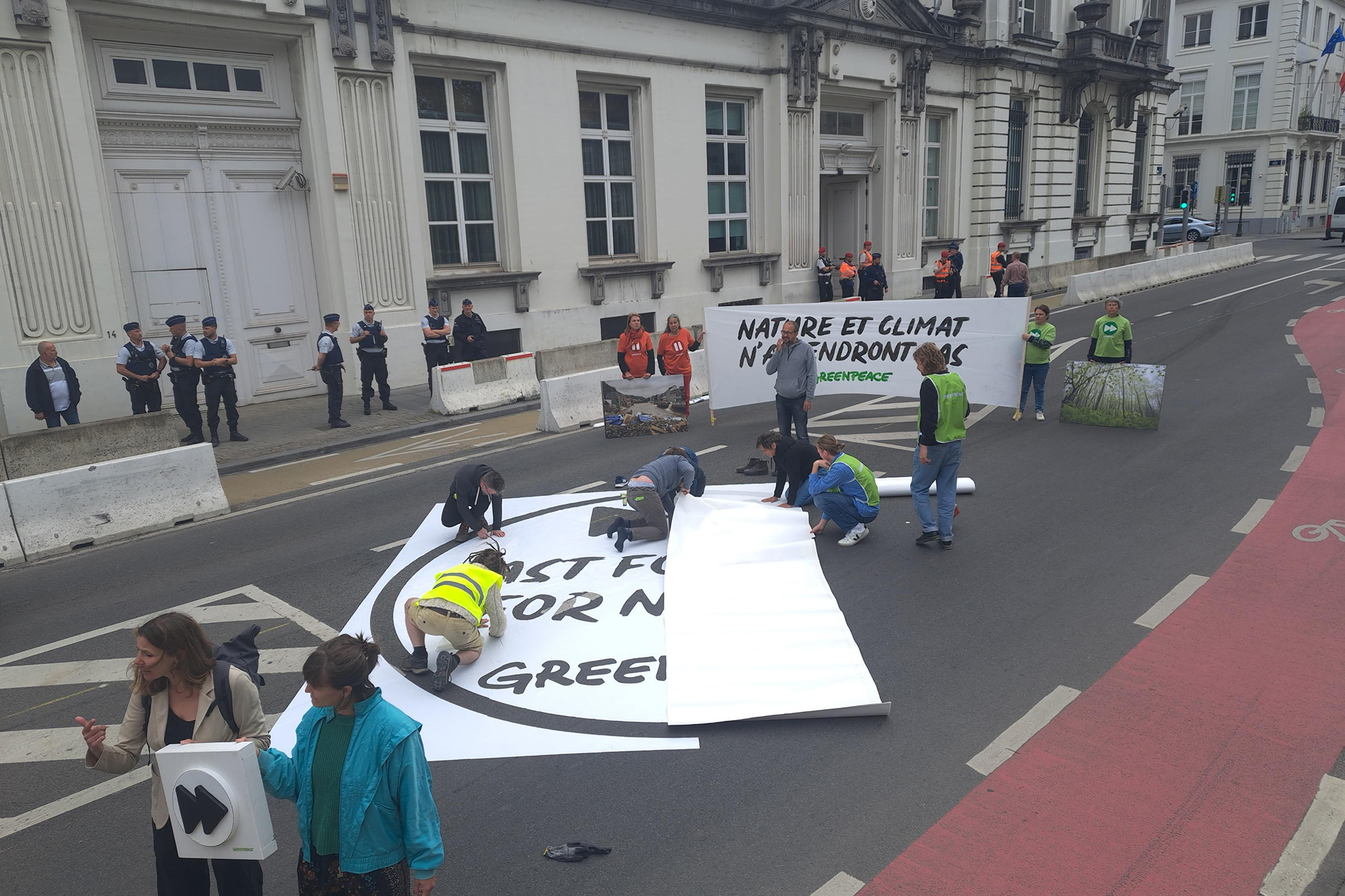 "Fast Forward": Greenpeace-Aktion in Brüssel