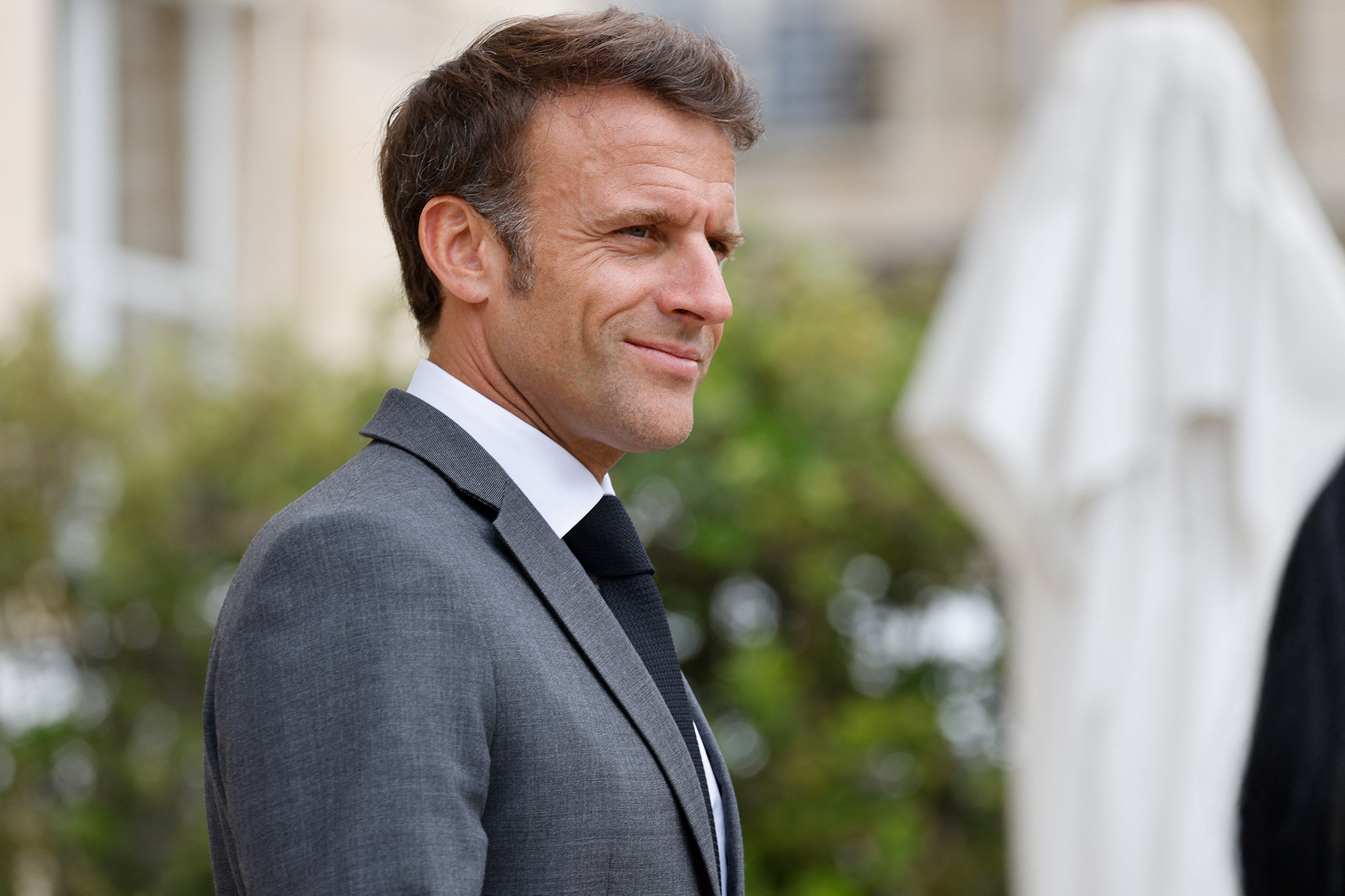 Frankreichs Präsident Emmanuel Macron vor dem Elysee-Palast in Paris (Bild: Ludovic Marin/AFP)