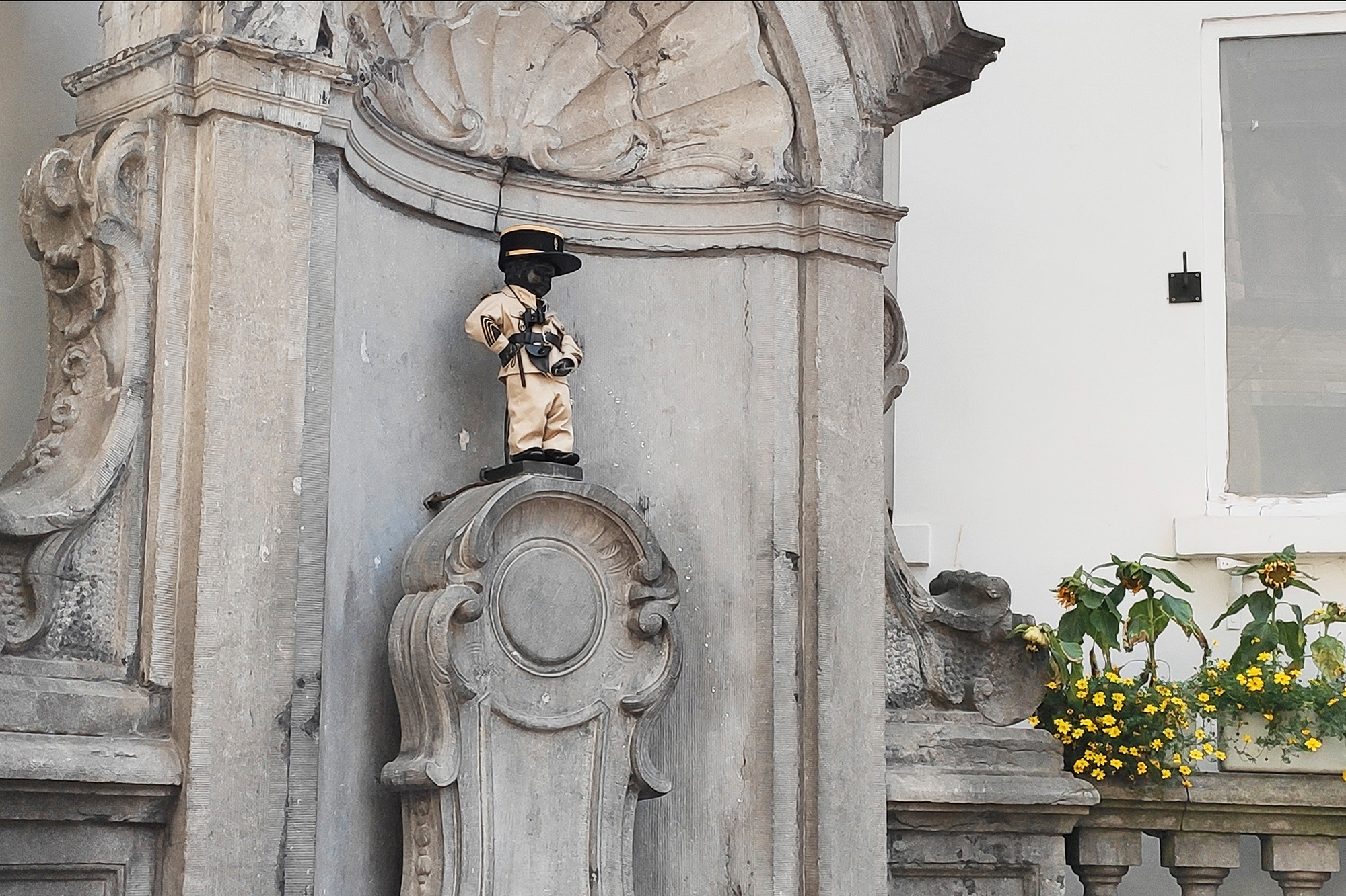 Manneken Pis als "Gendarm von Saint-Tropez" (Bild: Gaelle Ponselet/Belga)