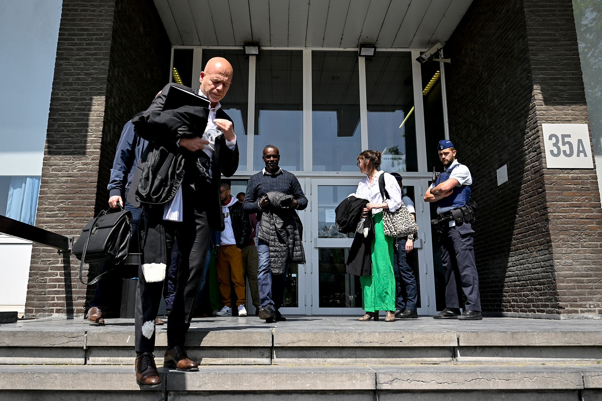 Anwalt Sven Mary und Vater Ousmane Dia verlassen den Gerichtssaal nach dem Urteil am 26. Mai (Bild: Dirk Waem/Belga)