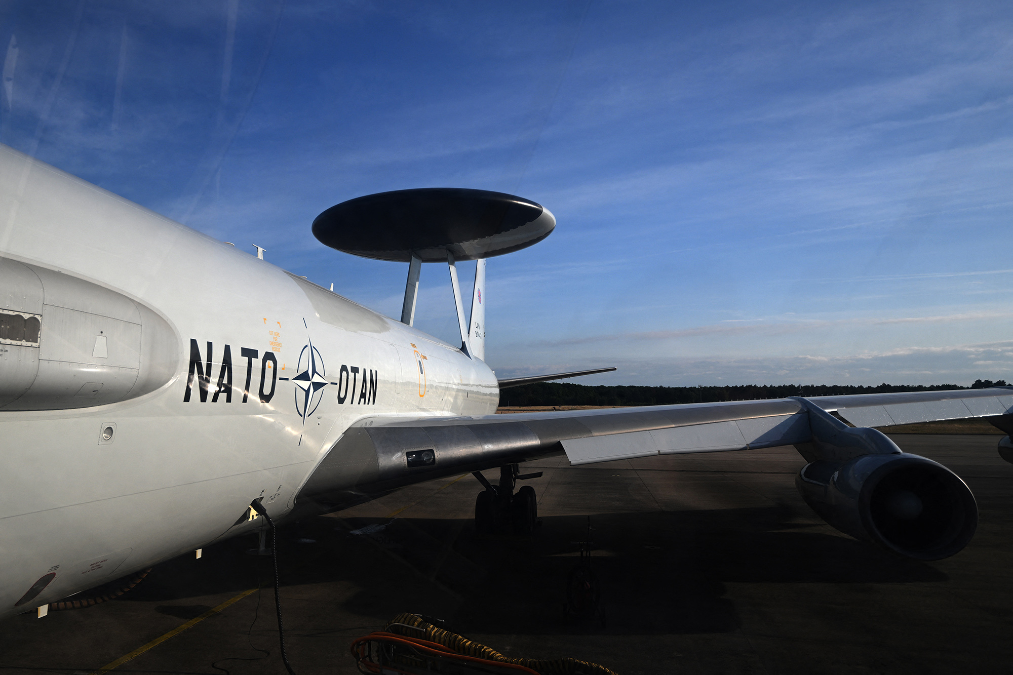 Flugzeug der Nato nimmt teil am von Deutschland geführten Nato-Großmanöver "Air Defender" (Bild: Ina Fassbender/AFP)