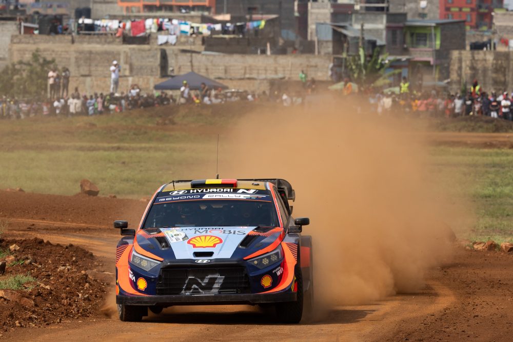 Thierry Neuville/Martijn Wydaeghe beim Auftakt der Safari-Rallye Kenia am Donnerstag (Bild: Fabien Dufour/Hyundai Motorsport)