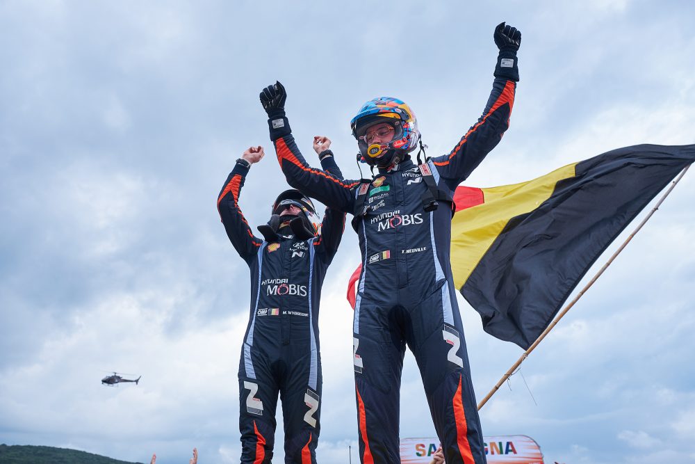 Thierry Neuville und Martijn Wydaeghe feiern auf Sardinien ihren ersten Saisonsieg (Bild: Romain Thuillier/Hyundai Motorsport)