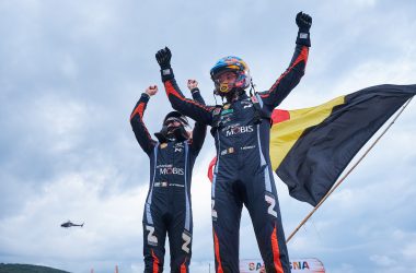 Thierry Neuville und Martijn Wydaeghe feiern auf Sardinien ihren ersten Saisonsieg (Bild: Romain Thuillier/Hyundai Motorsport)