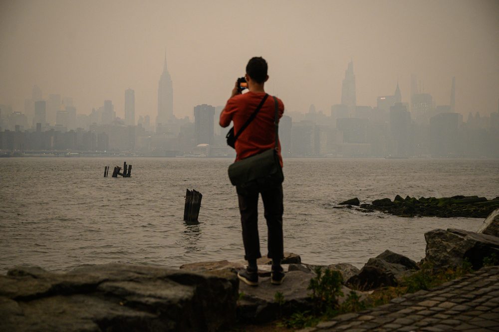 Rauch von Waldbränden hüllt New York ein (Bild: Ed Jones/AFP)