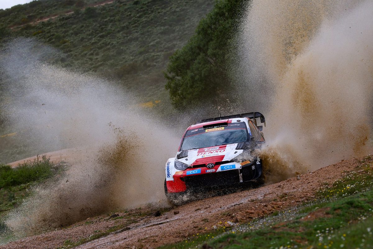 Sébastien Ogier/Vincent Landais bei der Rallye Sardinien (Bild: Toyota Gazoo Racing)