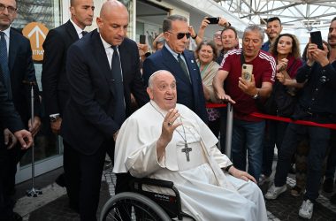 Papst Franziskus verlässt die Gemelli-Klinik in Rom (Bild: Alberto Pizzoli/AFP)