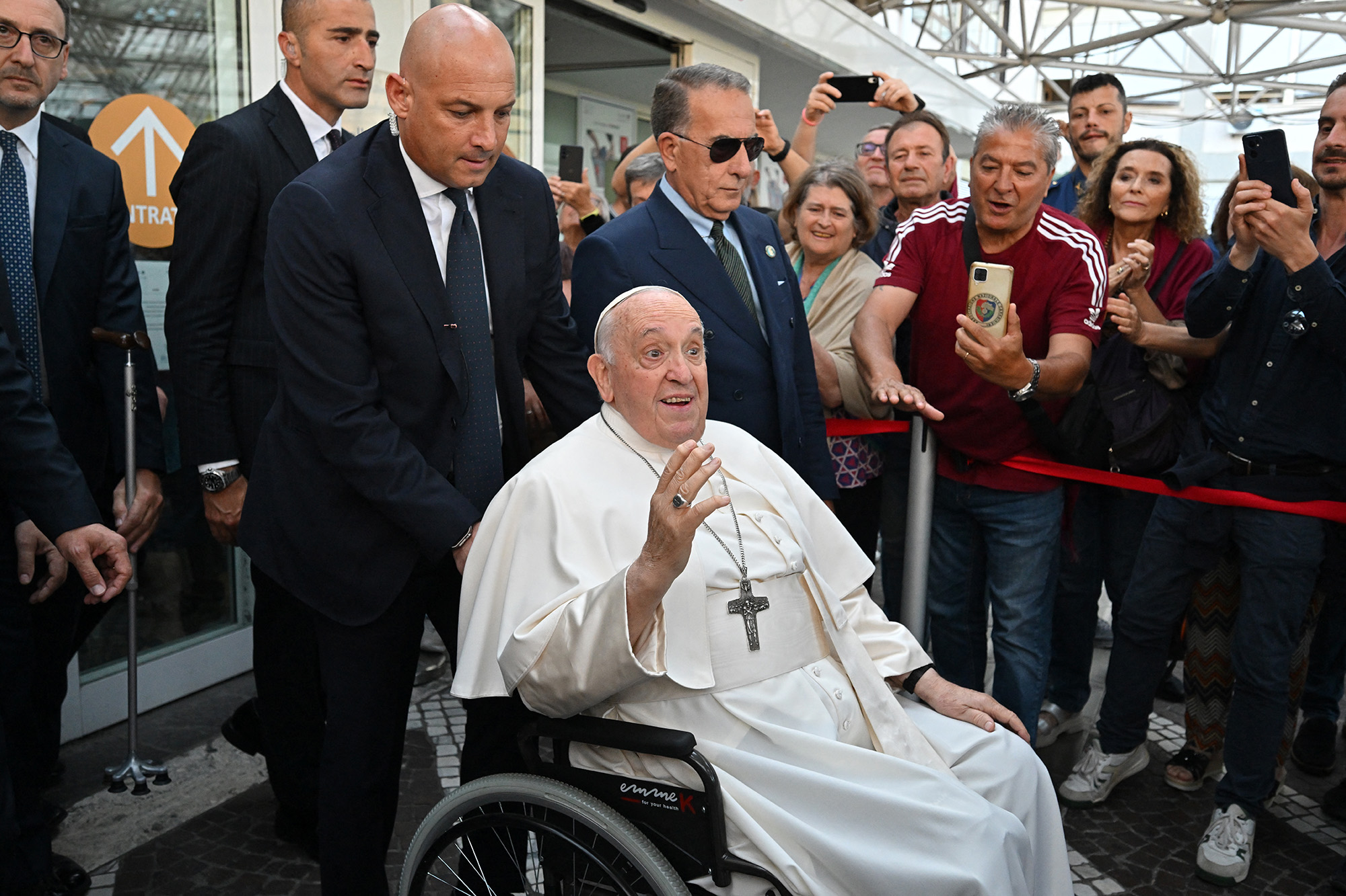 Papst Franziskus verlässt die Gemelli-Klinik in Rom (Bild: Alberto Pizzoli/AFP)