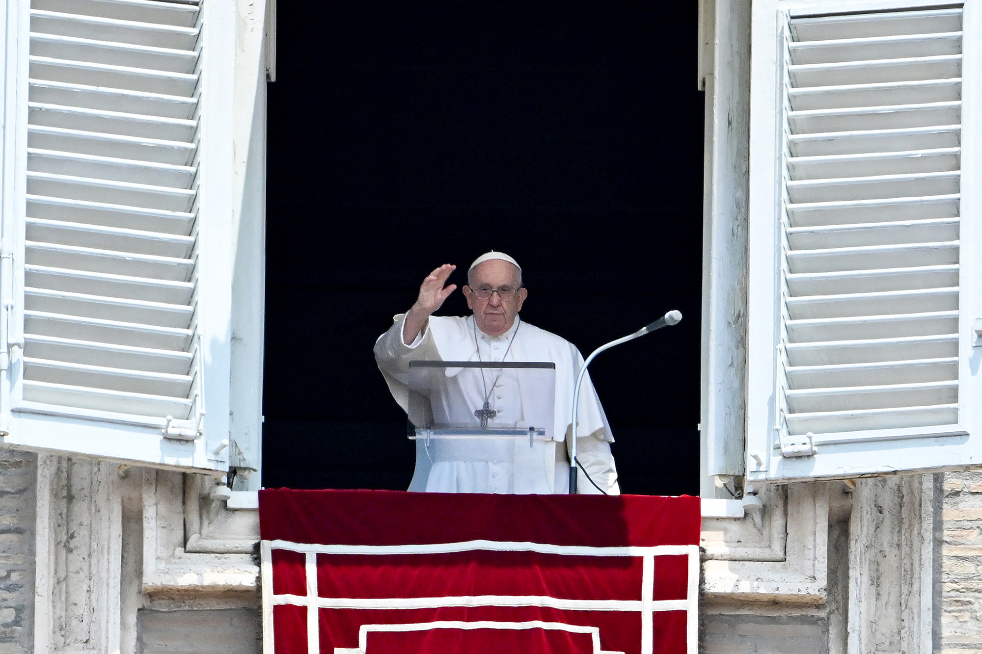 Papst Franziskus winkt der Menge aus dem Fenster des apostolischen Palastes mit Blick auf den Petersplatz (Bild: Tiziana Fabi/AFP)