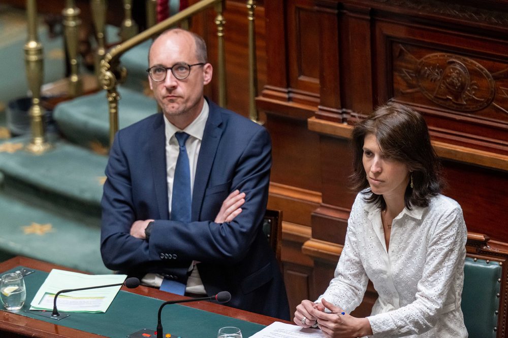 Finanzminister Vincent Van Peteghem und Verbraucherschutz-Staatssekretärin Alexia Bertrand am Donnerstag in der Kammer (Bild: Jonas Roosens/Belga)