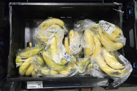 Bananen in Plastik verpackt