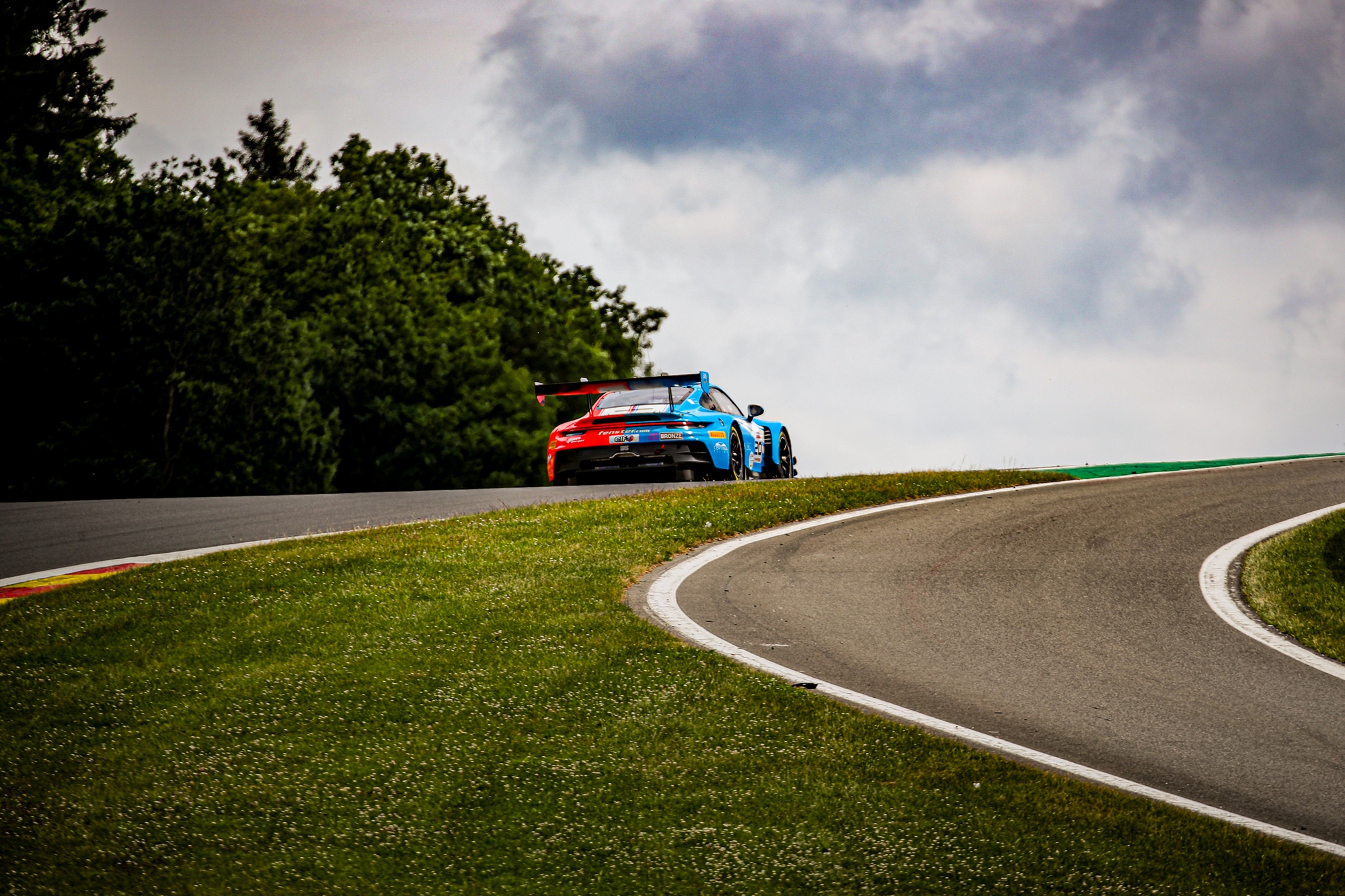 Der Porsche #20 schafft es auf die Pole (Bild: Jules Benichou/SRO)