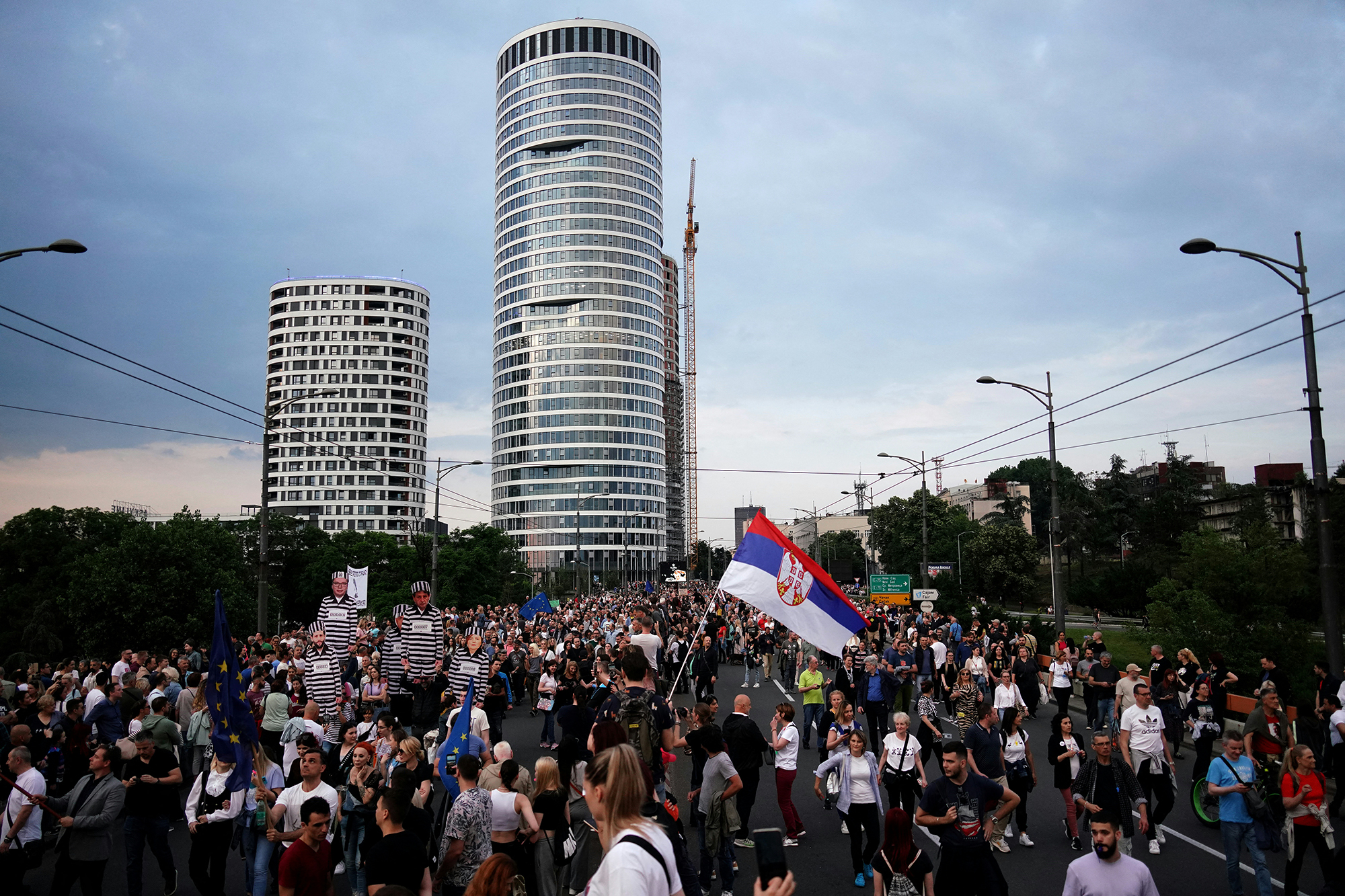 Demonstration unter dem Motto "Serbien gegen Gewalt" in Belgrad (Bild: Oliver Bunic/AFP)