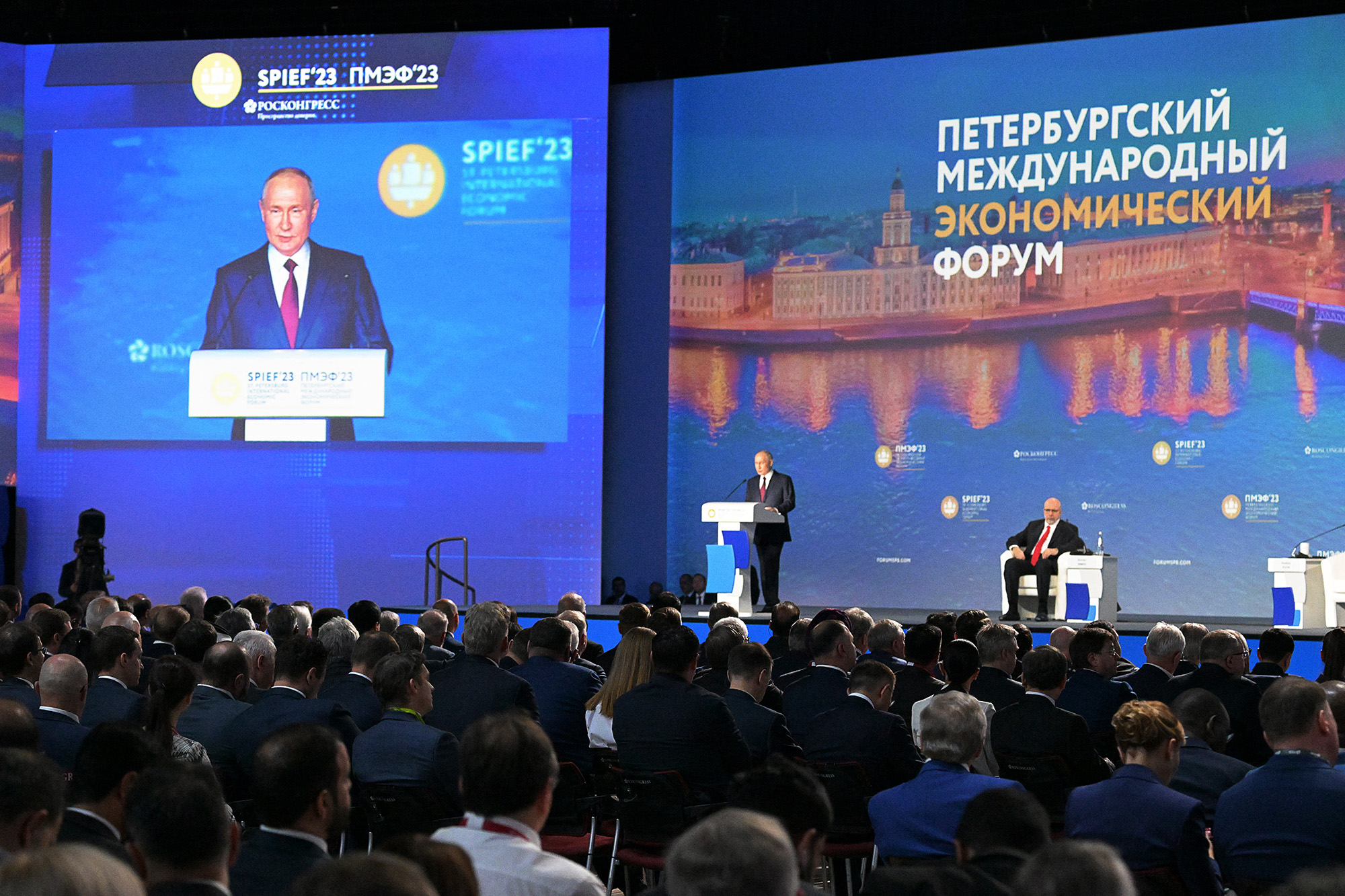 Russlands Präsident Putin beim Wirtschaftsforum in St. Petersburg (Bild: Alexei Danichev/Host photo agency RIA Novosti/AFP)