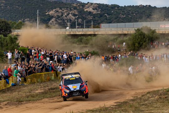 Esapekka Lappi/Janne Ferm bei der WP1 der Rallye Sardinien am Donnerstagabend (Bild: Fabien Dufour/Hyundai Motorsport)