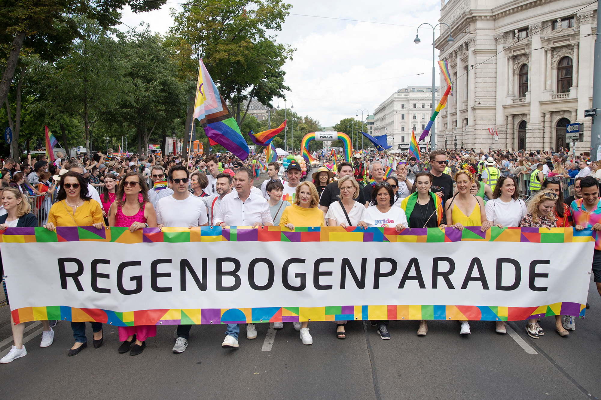 Regenbogenparade am 17. Juni in Wien (Bild: Alex Halada/AFP)