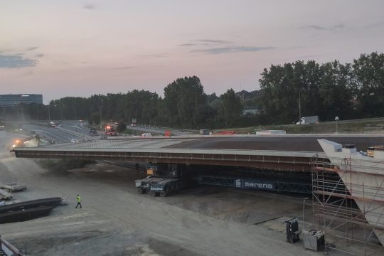 Einbau der zweiten Brückenhälfte der Hector Henneaulaan über den Ring um Brüssel in Zaventem (Bild: Ine Gillis/Belga)