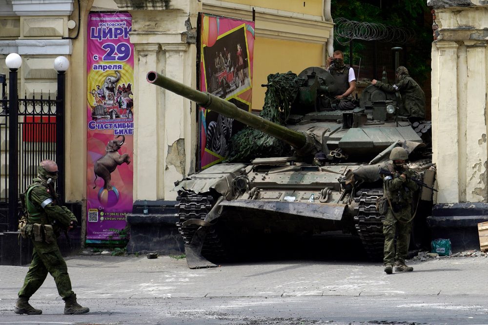 Laut AFP zeigt dieses Foto Wagner-Söldner in Rostow-am Don am Samstag (Bild: Stringer/AFP)