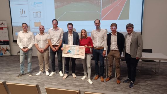 Florian Feiten (4.v.l.) und Justine Henin (5.v.l.) mit dem Scheck der "Table Ronde" (Bild: Justine-Henin-Stiftung)
