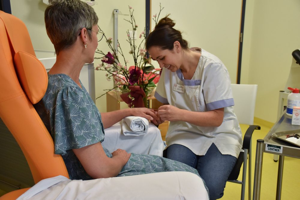 Derya Saricicek bietet Sozialkosmetik in der Klinik St. Josef an (Bild: Lena Kohnen/Klinik St. Josef St. Vith)