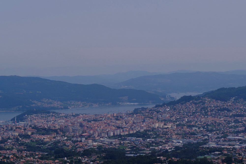 Am Dienstag hing die Rauchwolke bereits über der spanischen Stadt Vigo im Nordwesten des Landes (Bild: Miguel Riopa/AFP)