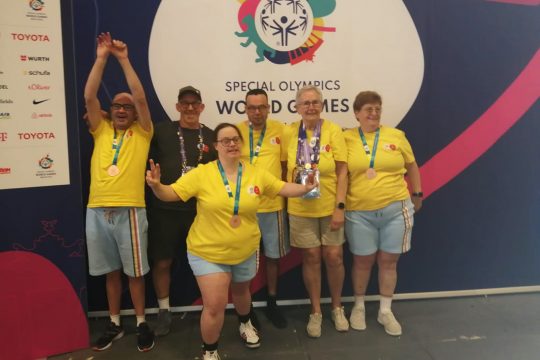 Bronze! Die Boccia-Mannschaft mit ihren Begleitern in Berlin (Bild: BSC Ostbelgien)