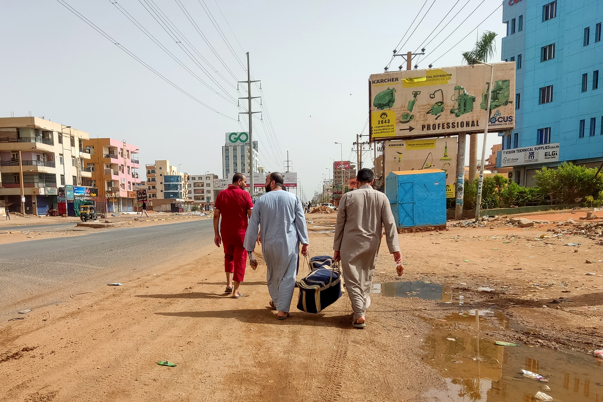 Sudanesen mit Gepäckstücken in Khartum