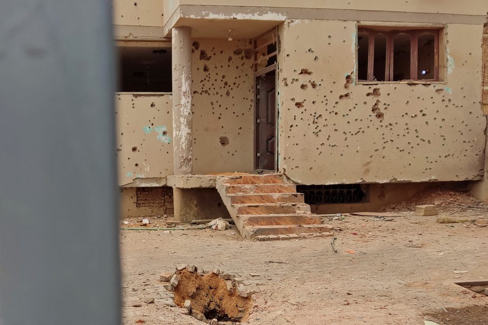 Ein durch eine Artilleriegranate beschädigtes Haus im Süden der sudanesischen Hauptstadt Khartum (Bild: AFP)