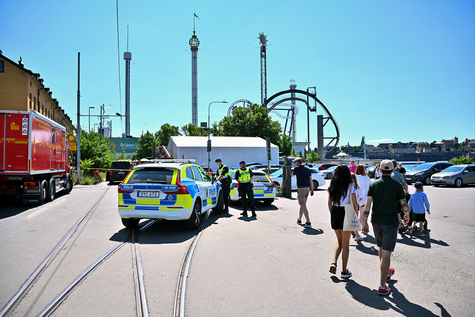 Polizisten im Freizeitpark "Gröna Lund" nach dem Achterbahn-Unglück (Bild: Claudio Bresciani/AFP)