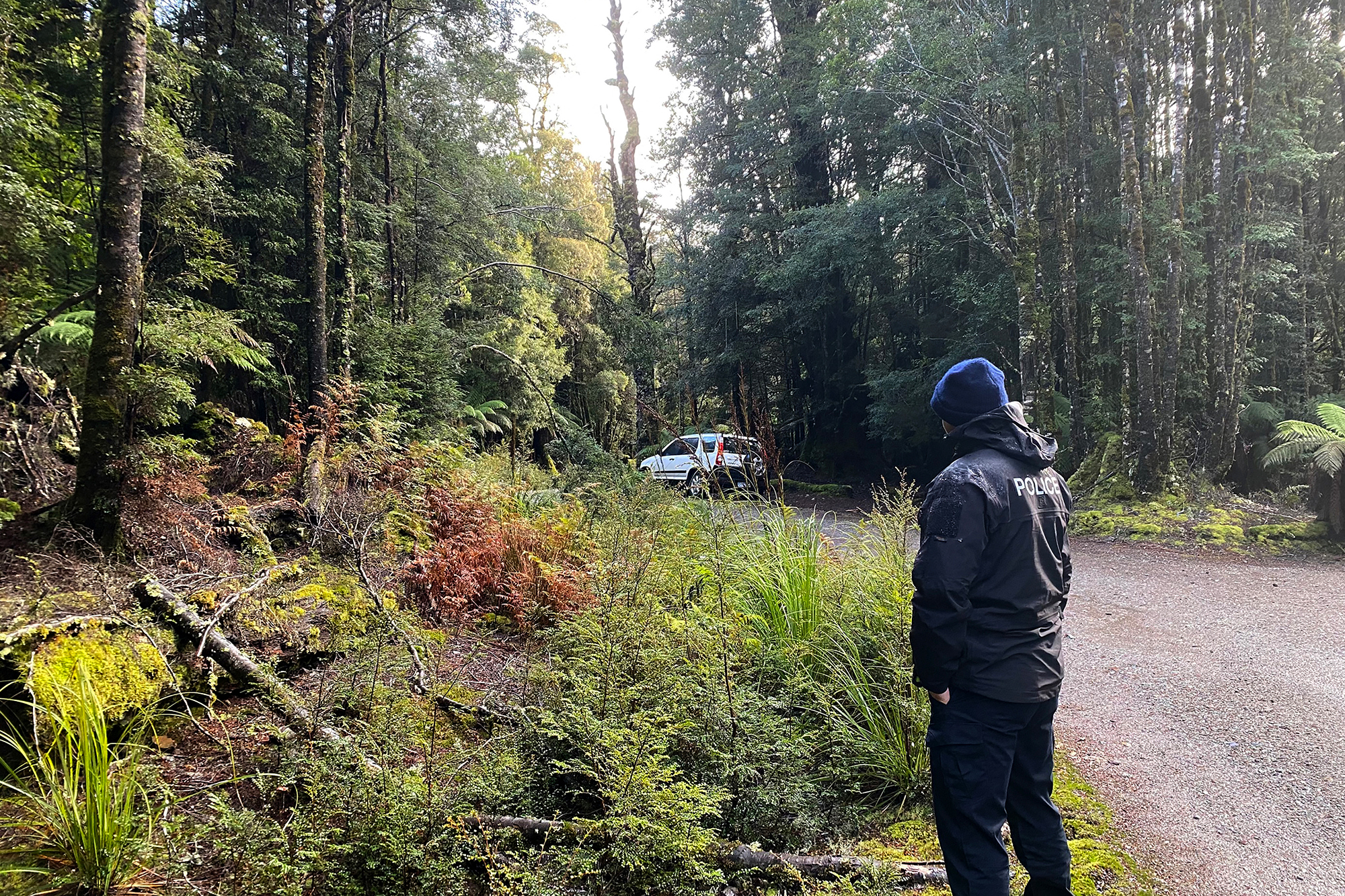 Tasmanischer Polizist in der Nähe des Mietautos der belgischen Touristin (Bild: Tasmania Police/AFP)