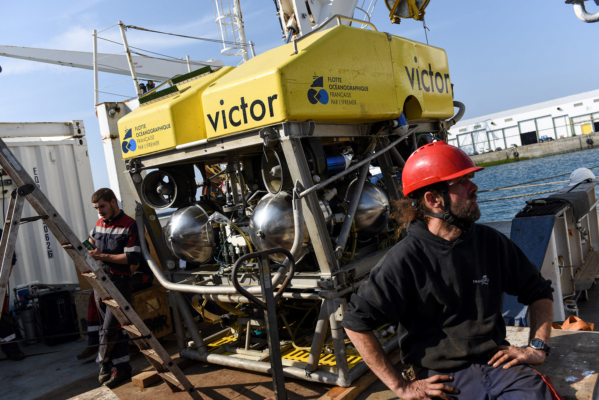 Unter anderem mit diesem französischen Tauchroboter wird nach dem vermissten Tauchboot gesucht (Bild: Sebastien Salom-Gomis/AFP)