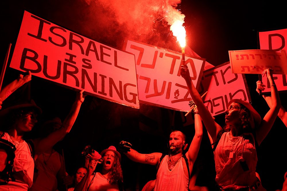 Demonstranten in Tel Aviv am Samstagabend (Bild: Jack Guez/AFP)