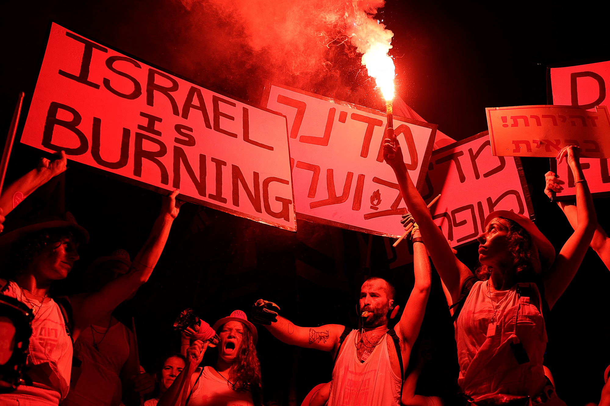 Demonstranten in Tel Aviv am Samstagabend (Bild: Jack Guez/AFP)