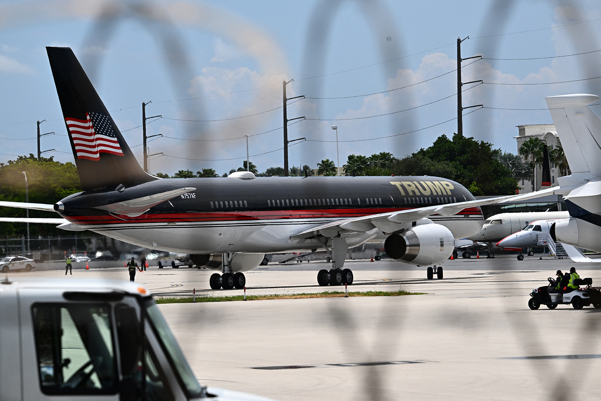 Trumps Flugzeug auf dem Flughafen von Miami (Bild: Chandan Khanna/AFP)