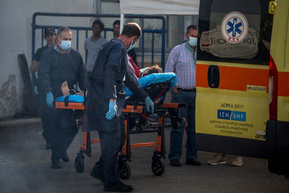 Ein Überlebender der Schiffsunglücks wird mit dem Rettungswagen ins Krankenhaus gebracht (Bild: Angelos Tzortzinis/AFP)